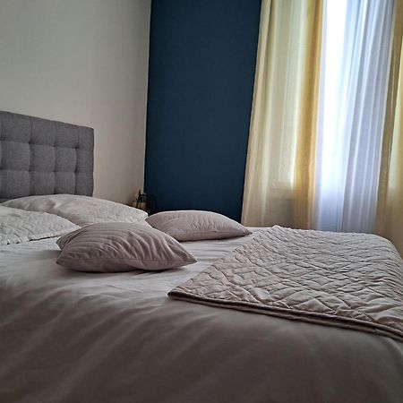 Chambre Spacieuse - Dressing - Sdb Communes - Parking Prive Ним Екстериор снимка